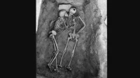 Dua Jasad "Berciuman" Selama 2.800 Tahun