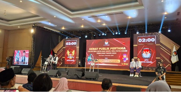 Dua Paslon Walikota Dan Wakil Walikota Kediri Adu Gagasan Debat Publik Pertama KPU Kota Kediri