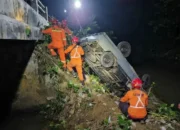 Dua Penumpang Selamat Usai Pikap Muat Rak Minimarket Terjun ke Sungai Sedalam 7 Meter di Gandusari