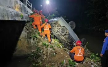 Dua Penumpang Selamat Usai Pikap Muat Rak Minimarket Terjun ke Sungai Sedalam 7 Meter di Gandusari 3 Dua Penumpang Selamat Usai Pikap Muat Rak Minimarket Terjun ke Sungai Sedalam 7 Meter di Gandusari