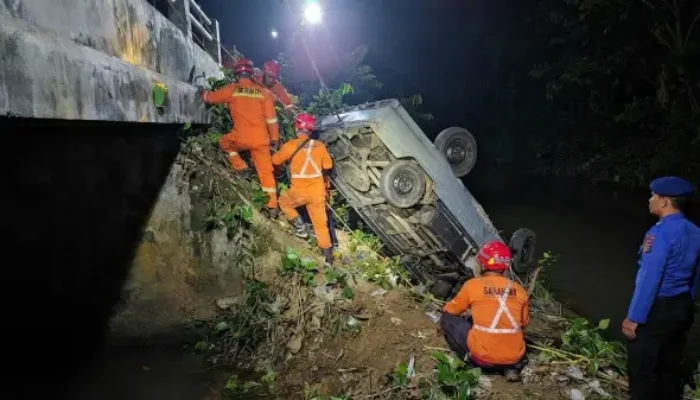 Dua Penumpang Selamat Usai Pikap Muat Rak Minimarket Terjun ke Sungai Sedalam 7 Meter di Gandusari