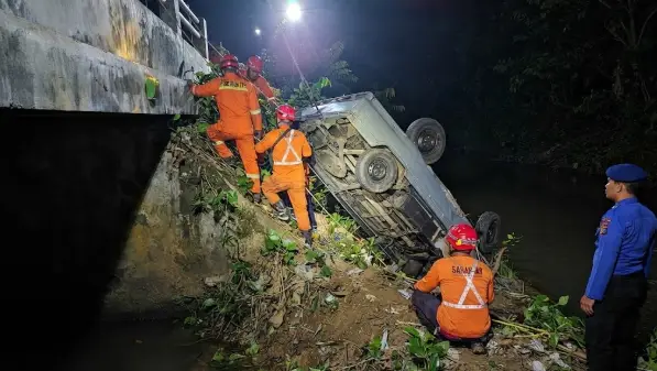 Dua Penumpang Selamat Usai Pikap Muat Rak Minimarket Terjun ke Sungai Sedalam 7 Meter di Gandusari 1 Dua Penumpang Selamat Usai Pikap Muat Rak Minimarket Terjun ke Sungai Sedalam 7 Meter di Gandusari