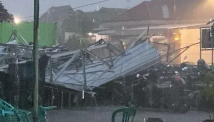Duka Bencana Petang Di Kepuhkembeng Jombang Puting Beliung Rusak Rumah Musala Dan Warung Kopi Hingga Warga Alami Trauma