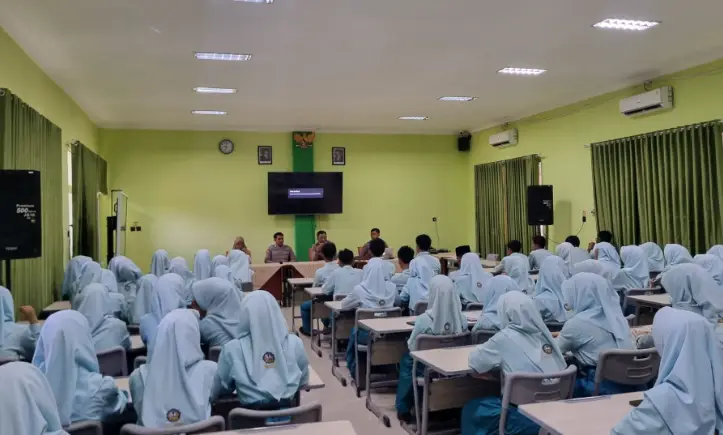 Edukasi Literasi Digital, Polres Blitar Sambangi MAN 2 Wlingi Bahas Penggunaan AI secara Bijak