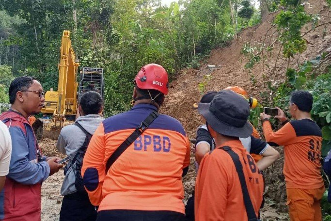 Enam Warga Trenggalek Hilang Akibat Longsor Besar di Bendungan