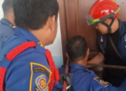 Evakuasi Balita Terkunci di Kamar Kos Gresik Petugas Damkar Berhasil Selamatkan Korban