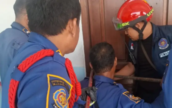 Evakuasi Balita Terkunci di Kamar Kos Gresik Petugas Damkar Berhasil Selamatkan Korban