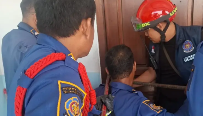 Evakuasi Balita Terkunci di Kamar Kos Gresik Petugas Damkar Berhasil Selamatkan Korban