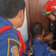 Evakuasi Balita Terkunci di Kamar Kos Gresik Petugas Damkar Berhasil Selamatkan Korban