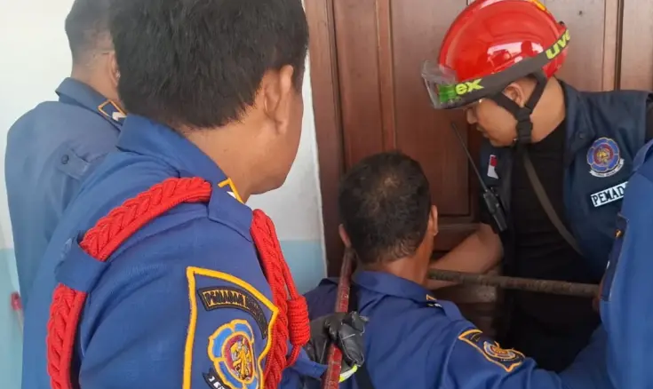 Evakuasi Balita Terkunci di Kamar Kos Gresik Petugas Damkar Berhasil Selamatkan Korban