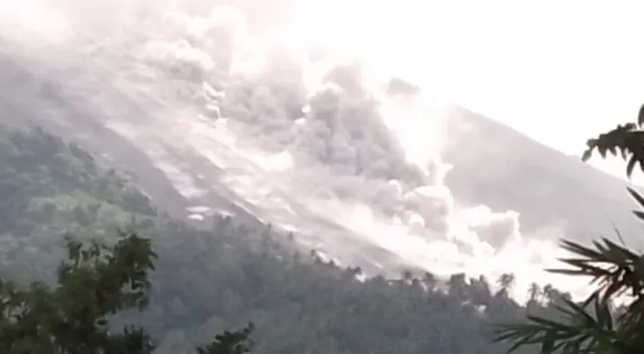 Evakuasi Warga Dusun Bolo Akibat Awan Panas Guguran Gunung Karangetang