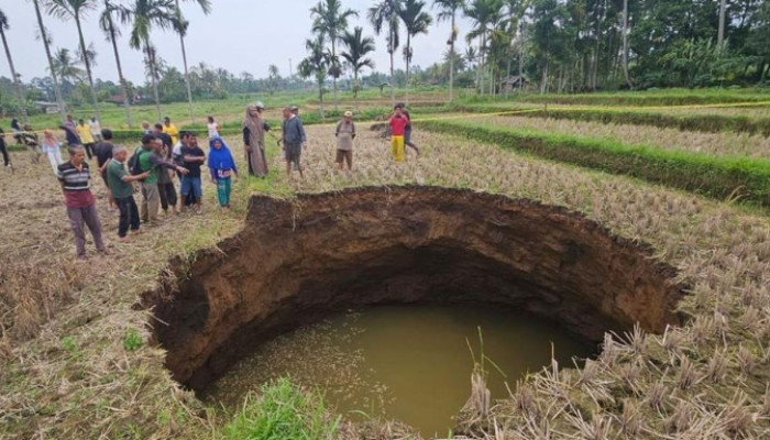 Fenomena Lubang Amblas Gemparkan Warga, Pakar Geologi UGM Beberkan Ini