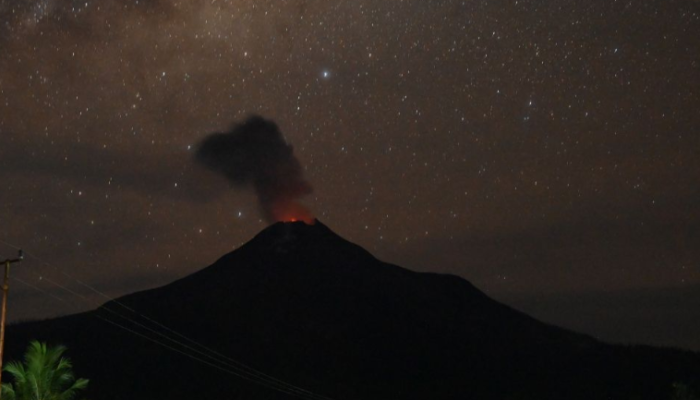 Flores Timur: Gunung Lewotobi Laki-laki Erupsi, Abu Vulkanik Setinggi 800 Meter