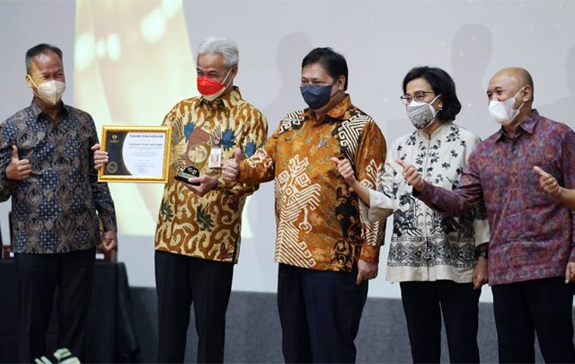 Gelontorkan Program Kredit Usaha Rakyat di Jateng, Ganjar Terima Penghagaan