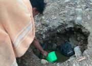 Galian Sumur di Pinggir Sungai, Aksi Warga Robatal Sampang Melawan Kekeringan