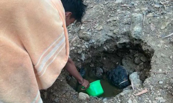 Gali Sumur di Pinggir Sungai Warga Sampang Melawan Kekeringan