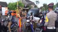 Gatot Kaca Turun ke Bumi Tertibkan Lalu Lintas dan Bagi-bagi Minyak Goreng dan Helm SNI di Gunungkidul