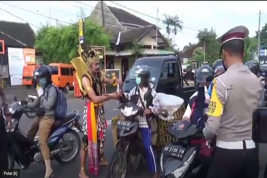 Gatot Kaca Turun ke Bumi Tertibkan Lalu Lintas dan Bagi-bagi Minyak Goreng dan Helm SNI di Gunungkidul