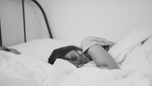 Gelombang Runtuh! Posisi Tidur Rahasia Sembuhkan GERD dan Asam Lambung