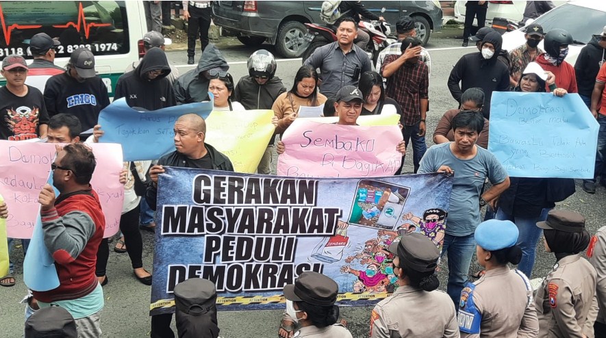 Gerakan Masyarakat Peduli Demokrasi Kota Blitar Gelar Aksi di Bawaslu, Tuntut Penyelidikan Dugaan Kecurangan Pilkada