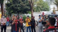 Massa Anti Korupsi Gelar Aksi Demonstrasi ke Dinsos Kediri