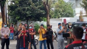 Massa Anti Korupsi Gelar Aksi Demonstrasi ke Dinsos Kediri