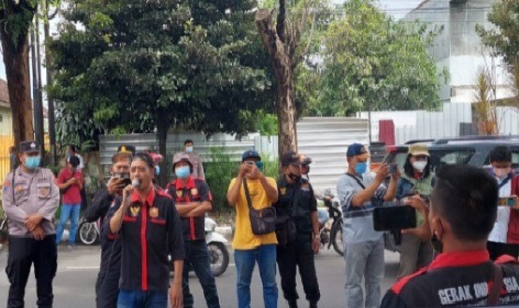 Massa Anti Korupsi Gelar Aksi Demonstrasi ke Dinsos Kediri