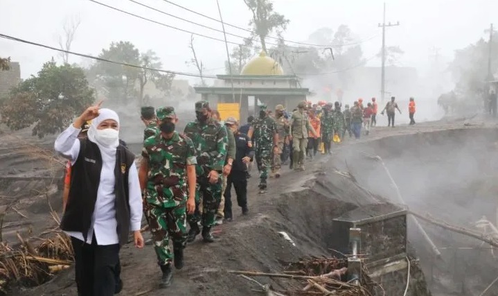 Gubernur Jawa Timur Khofifah Indar Parawansa Tinjau dampak Awan Panas Guguran Gunung Semeru