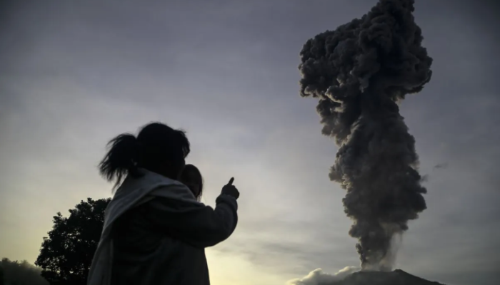 Gunung Ibu Berstatus Awas: 3.000 Warga Dievakuasi, Erupsi Capai 70 Kejadian Per Hari