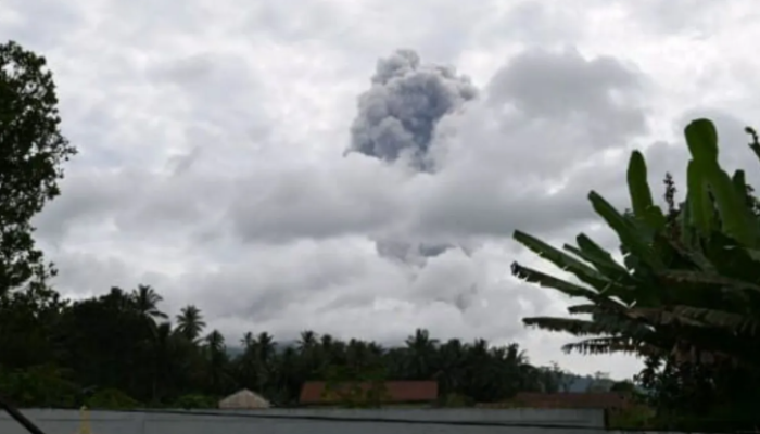 Gunung Ibu Meletus Lagi: Abu Vulkanik Membumbung Setinggi 2.000 Meter, Warga Diminta Waspada