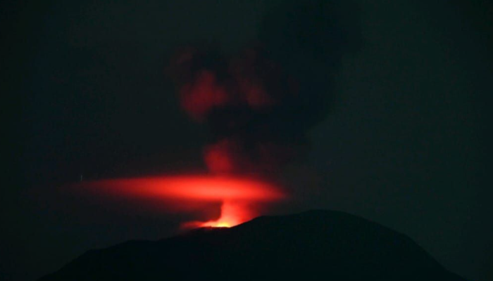 Gunung Ibu Siaga! Letusan Dahsyat Lontarkan Abu Vulkanik 1.000 Meter, Warga Diimbau Waspada