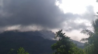 Gunung Karangetang di Sulawesi Utara Meluncurkan Awan Panas Guguran Sejauh Dua Kilometer