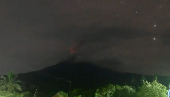 Gunung Lewotobi Laki-laki Meletus 10 Kali dalam Sehari