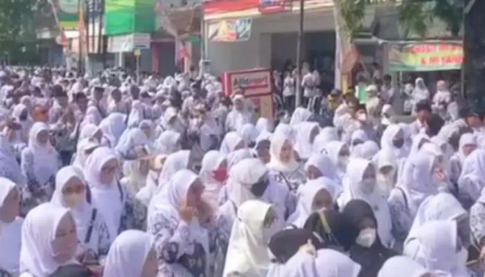 Gelombang Protes Guru SMKN 1 Ponorogo Tolak Mutasi Kepala Sekolah Hingga Turun Jalan
