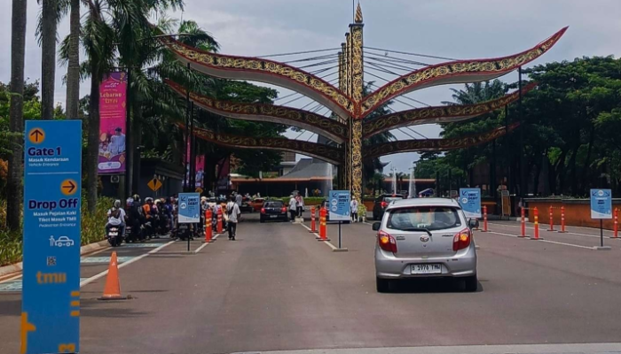 H+1 Lebaran: Lautan Kendaraan Serbu TMII, Pengunjung Rela Antre Demi Liburan