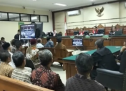 Hakim Tipikor Perintahkan Camat Papar dan Purwoasri Kembalikan Uang Suap