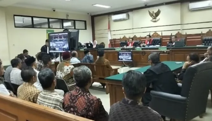 Hakim Tipikor Perintahkan Camat Papar dan Purwoasri Kembalikan Uang Suap Perangkat Desa Kediri