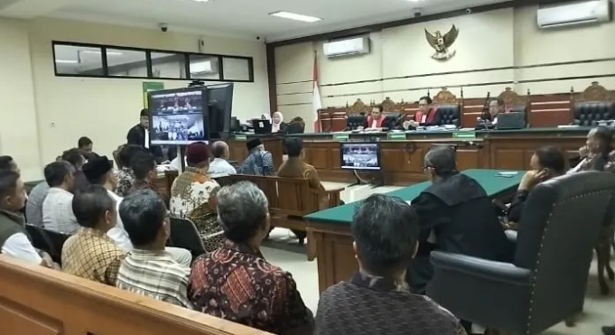 Hakim Tipikor Perintahkan Camat Papar dan Purwoasri Kembalikan Uang Suap