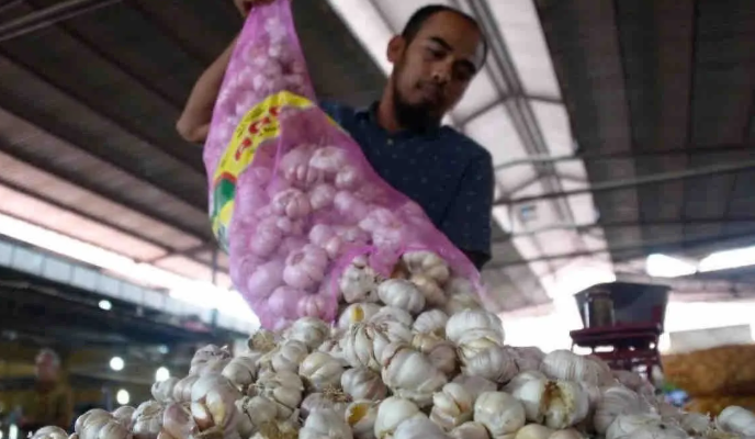 Harga Pangan Hari Ini: Bawang Putih Turun Jadi Rp42.580/kg, Daging Sapi Melonjak ke Rp135.970/kg