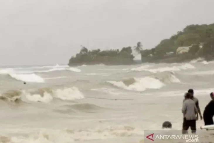 Hari Ini dan Besuk, Waspada Gelombang Tinggi 4 Meter di Perairan Indonesia