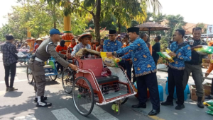 Hari Lahir Pancasila, Walikota Madiun Bagikan Sembako ke Tukang Becak