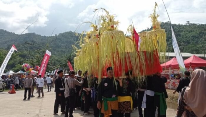 Harmoni Tradisi Bahari Trenggalek Meriahkan Larung Sembonyo Karanggongso
