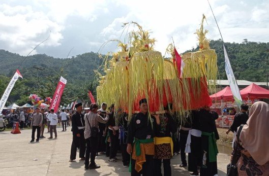 Harmoni Tradisi Bahari Trenggalek Meriahkan Larung Sembonyo Karanggongso