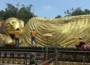 Harmoni Waisak di Mojopahit: Umat Muslim Turut Sucikan Patung Buddha Tidur Raksasa!