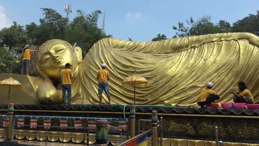 Harmoni Waisak di Mojopahit, Umat Muslim Turut Sucikan Patung Buddha Tidur Raksasa!