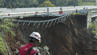 Heboh! Tol Bocimi Ditutup Total karena Longsor, Mobil Terjatuh!