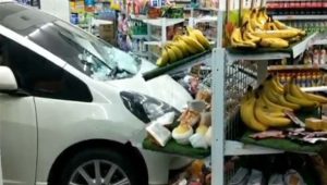 Honda Jazz Tanpa Sopir, Melaju Sendiri Hingga Seruduk Minimarket