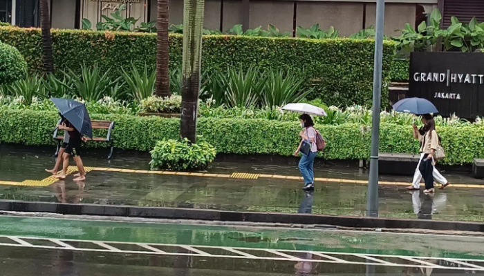 Hujan Berpetir hingga Banjir Rob: BMKG Peringatkan Cuaca Ekstrem di Kota Besar Indonesia