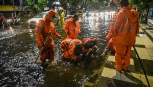 Hujan Deras 2 Jam, Jalan Protokol di Surabaya Terendam Banjir