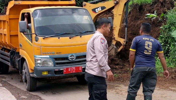 Hujan Deras Membuat jalan di Garut Longsor Parah Tutup Jalan